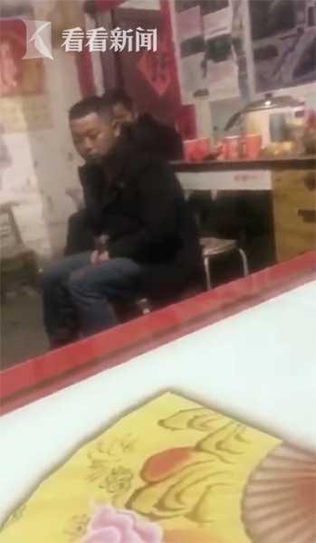 四川老师边上网课边被啪视频（老师上网课被全家围观）