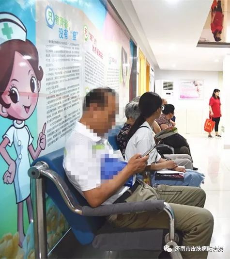 教授网上开会时被一女子闯入亲吻(教授 被骗) 教授网上开会时被一女子闯入亲吻(教授 被骗)