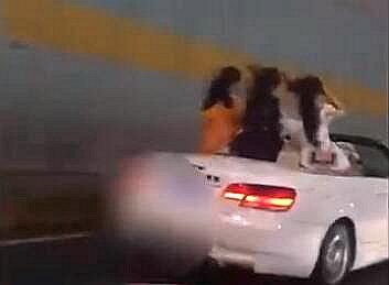 女子深夜开车载女儿时车上自动播放（女子深夜开车,不料车下伸出一只手）